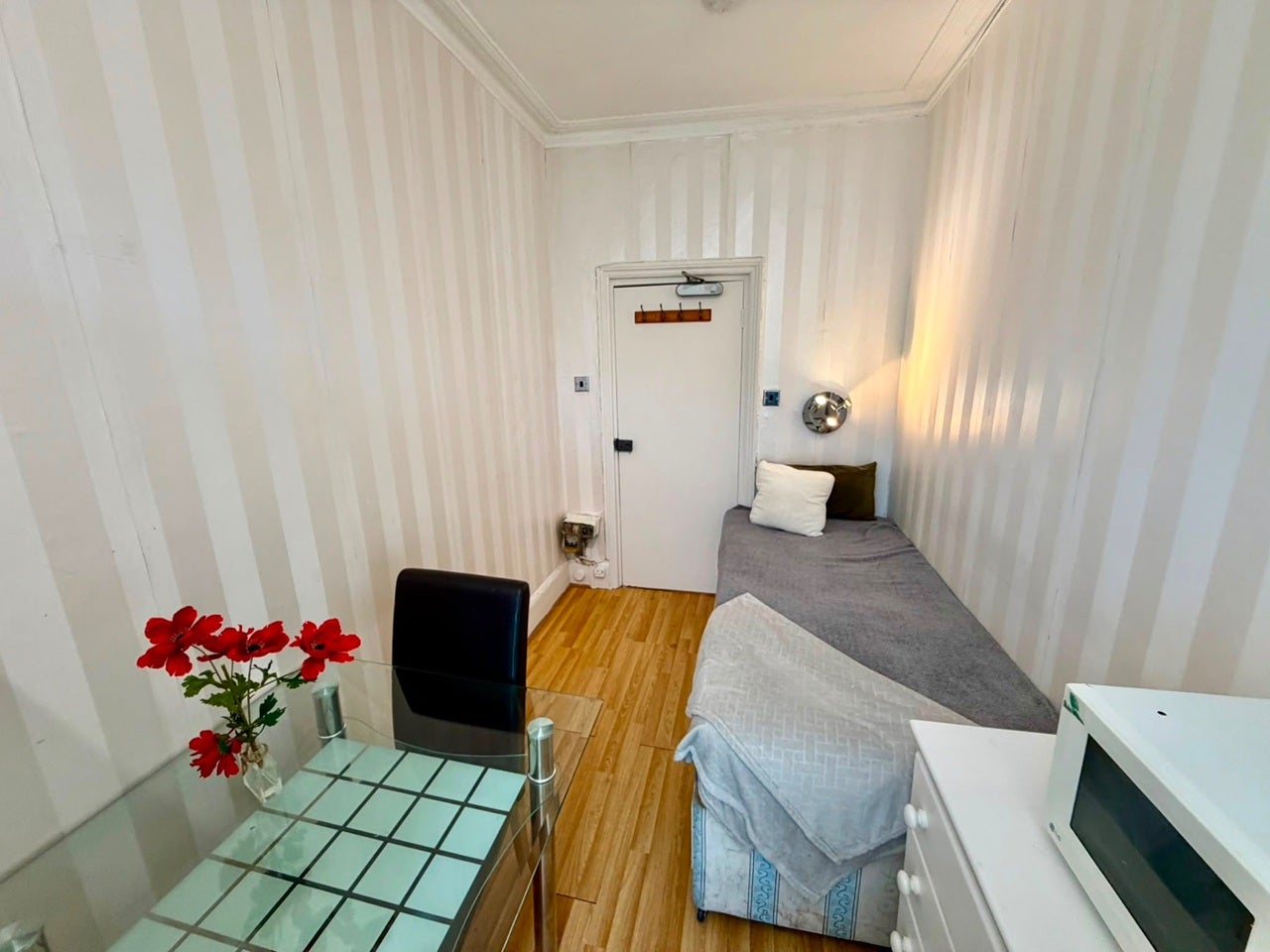 Room Holland Road in Greater London