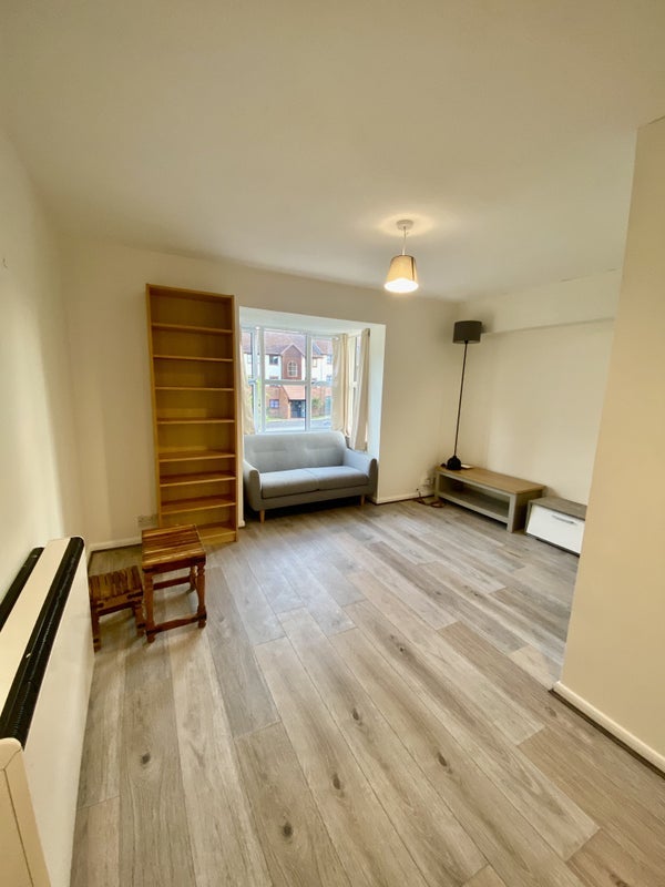Flat Conifer Way in Greater London