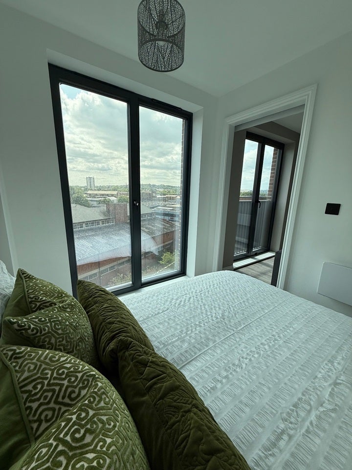 Flat Whitehall Road in Leeds