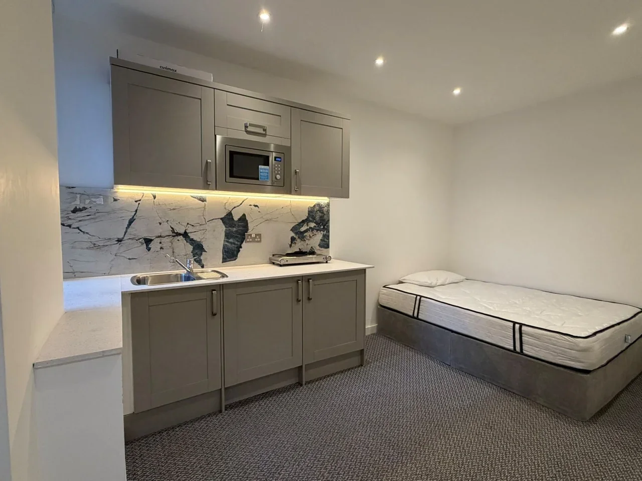 Flat Bond Street in Greater London