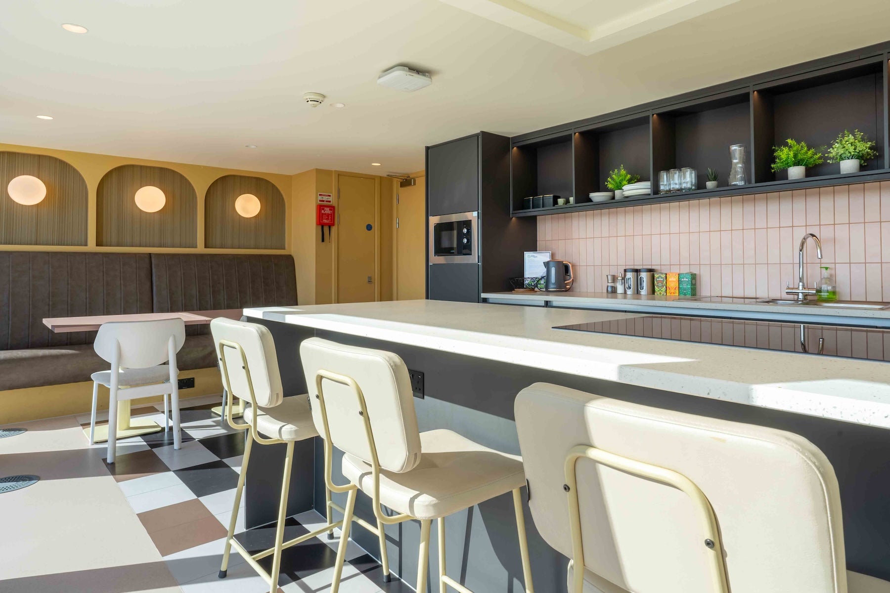 Room Commercial Road in Greater London