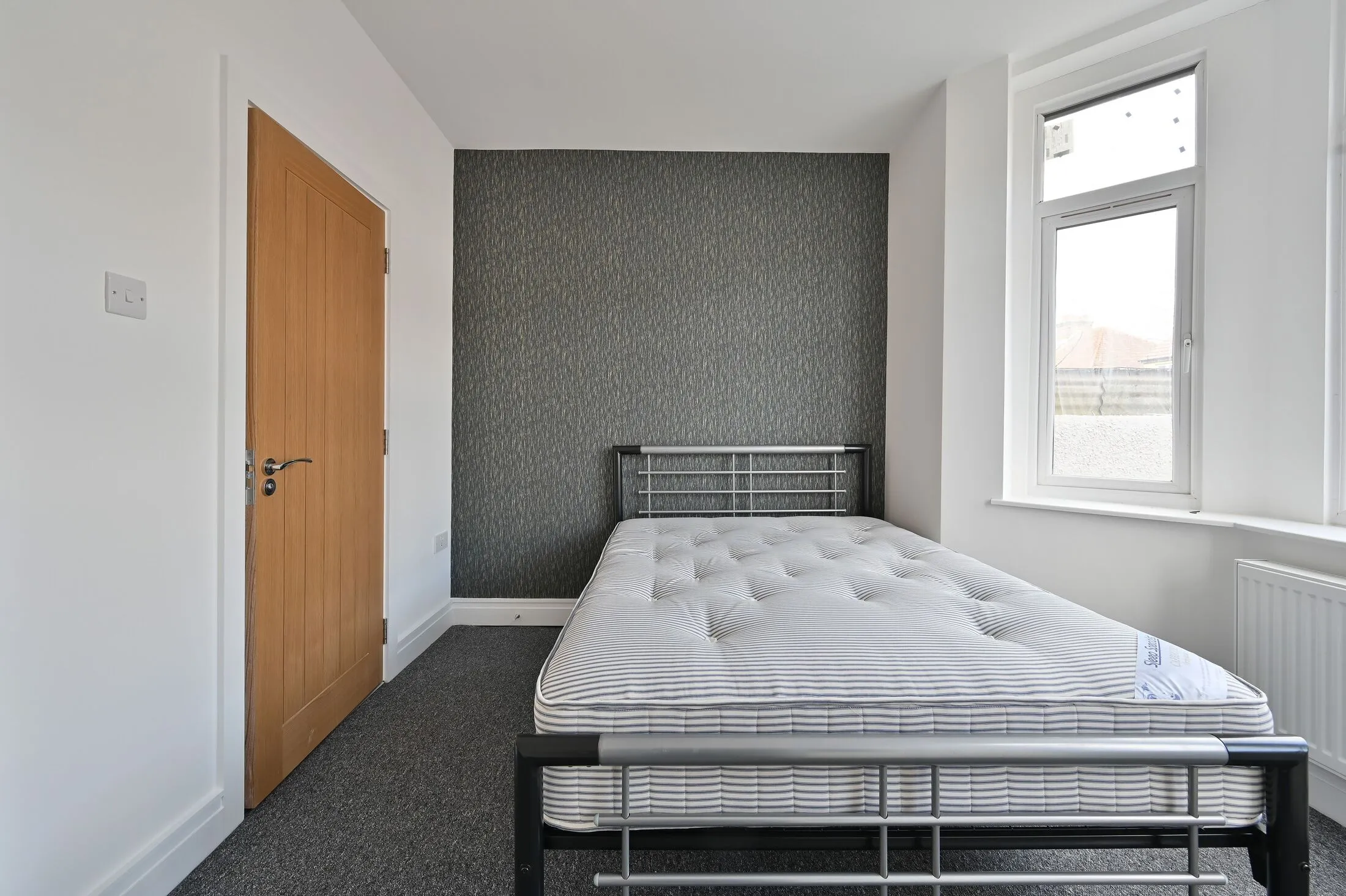 Room Whippendell Road in Watford