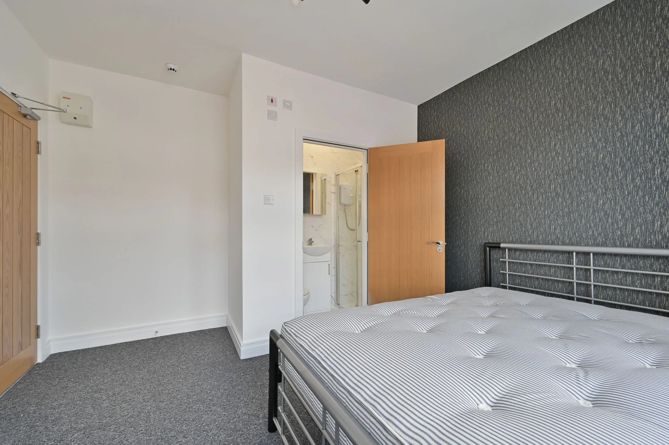 Room Whippendell Road in Watford