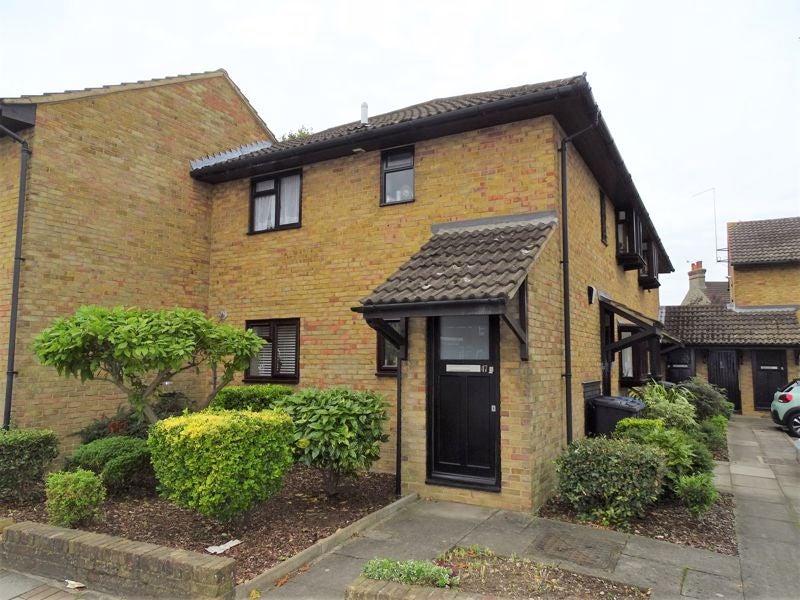 Flat Stapylton Road in Greater London