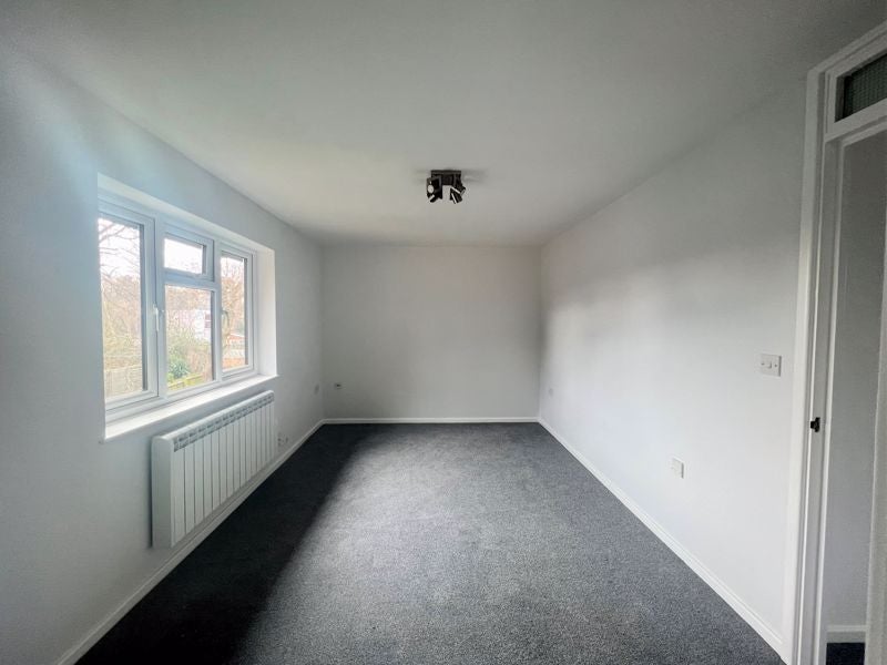 Flat Stapylton Road in Greater London