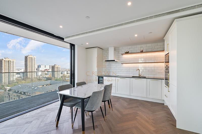Flat Waterside Promenade in Greater London