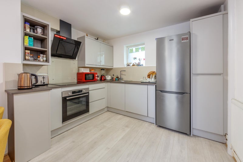Room Mansfield Road in Greater London