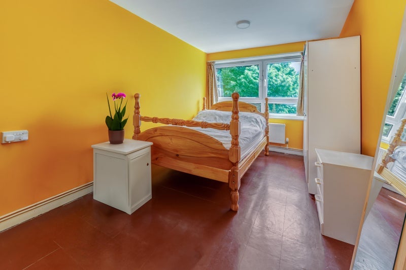 Room Mansfield Road in Greater London