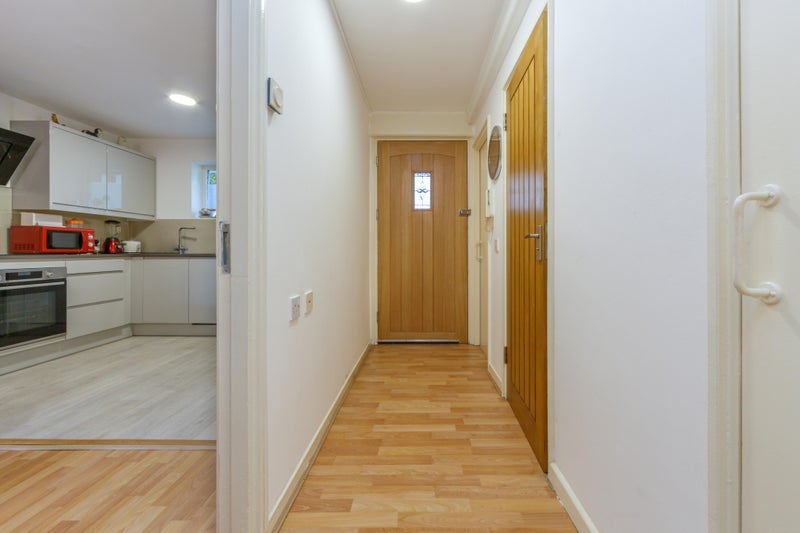 Room Mansfield Road in Greater London