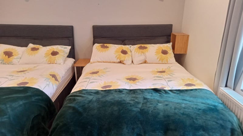 Room Cardiff Road in Merthyr Vale