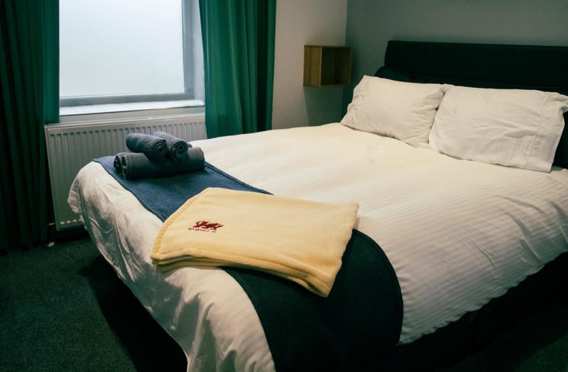 Room Cardiff Road in Merthyr Vale