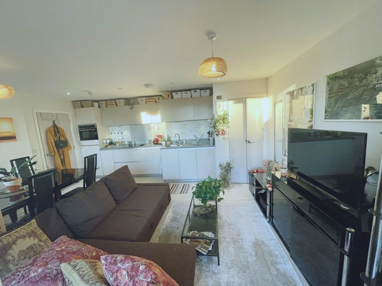 Flat Fife Road in Greater London