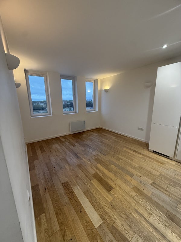 Flat Canning Road in Greater London