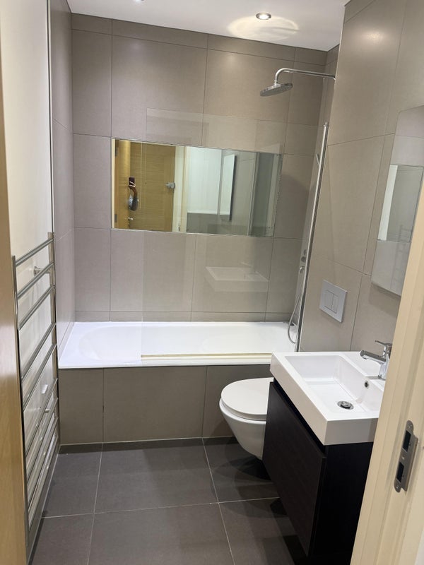 Flat Canning Road in Greater London