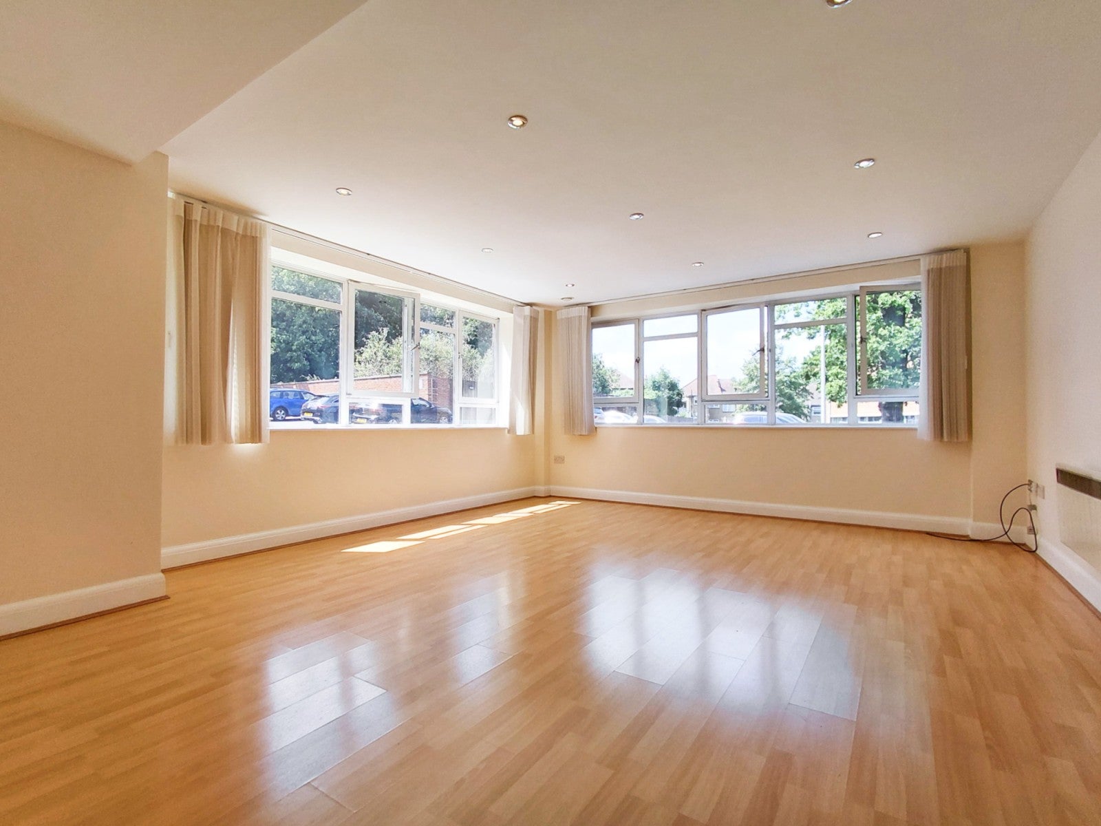 Flat Hanger Green in Greater London