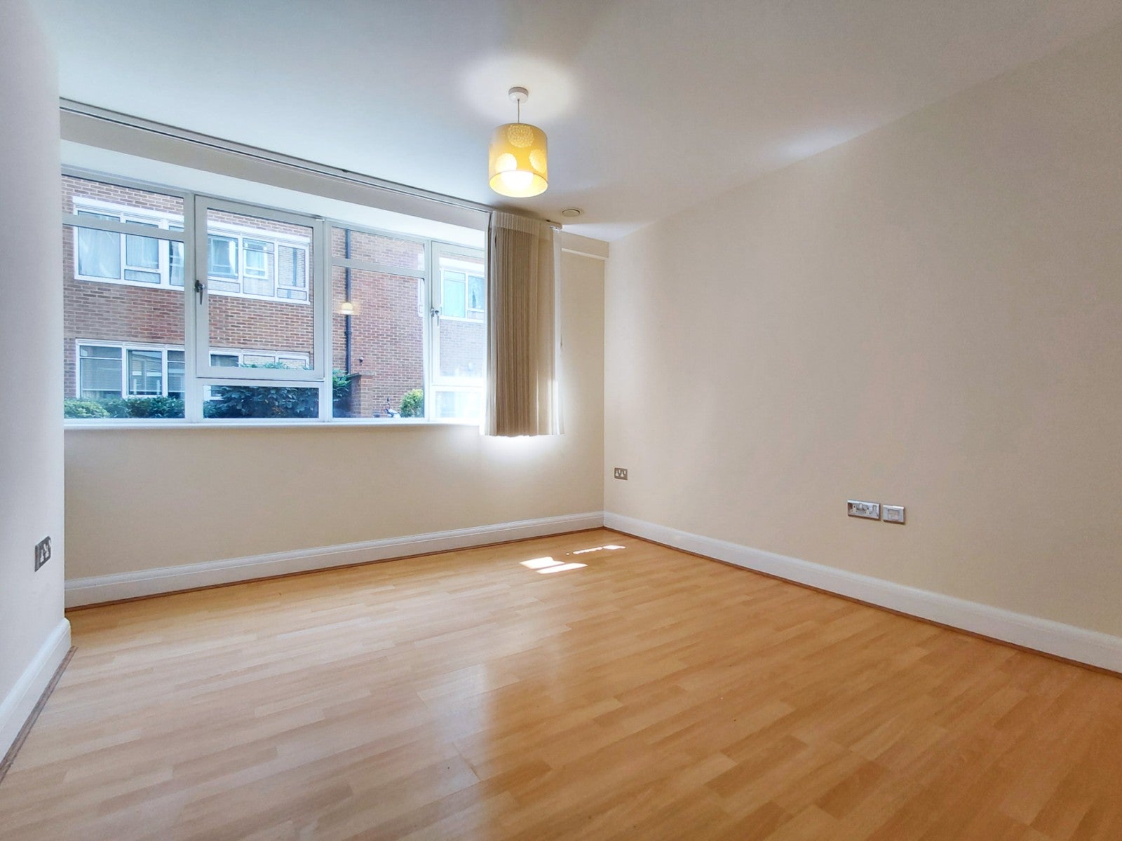 Flat Hanger Green in Greater London