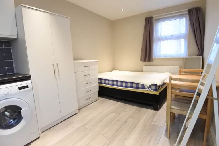 Flat Howard Road in Greater London