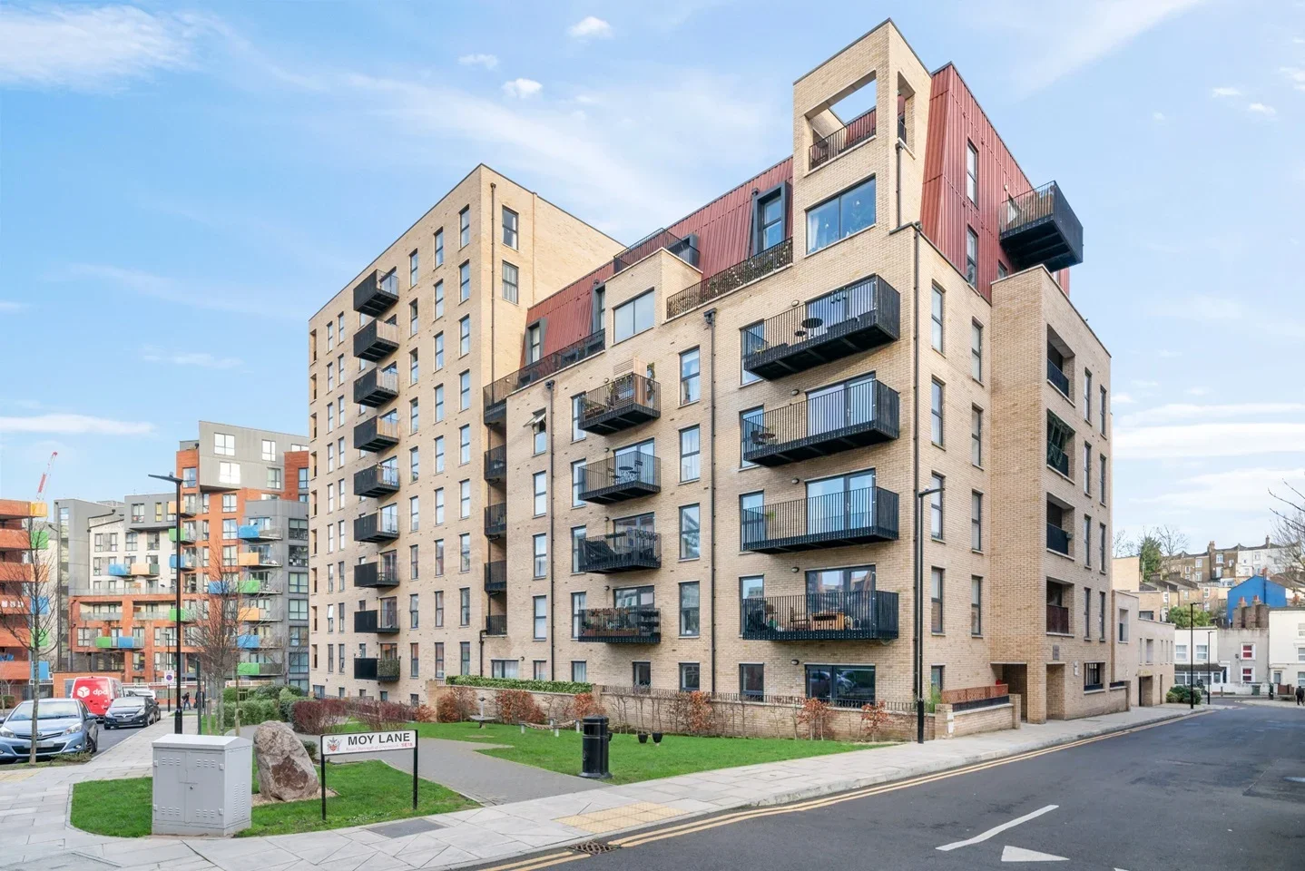 Flat Sandy Hill Road in Greater London