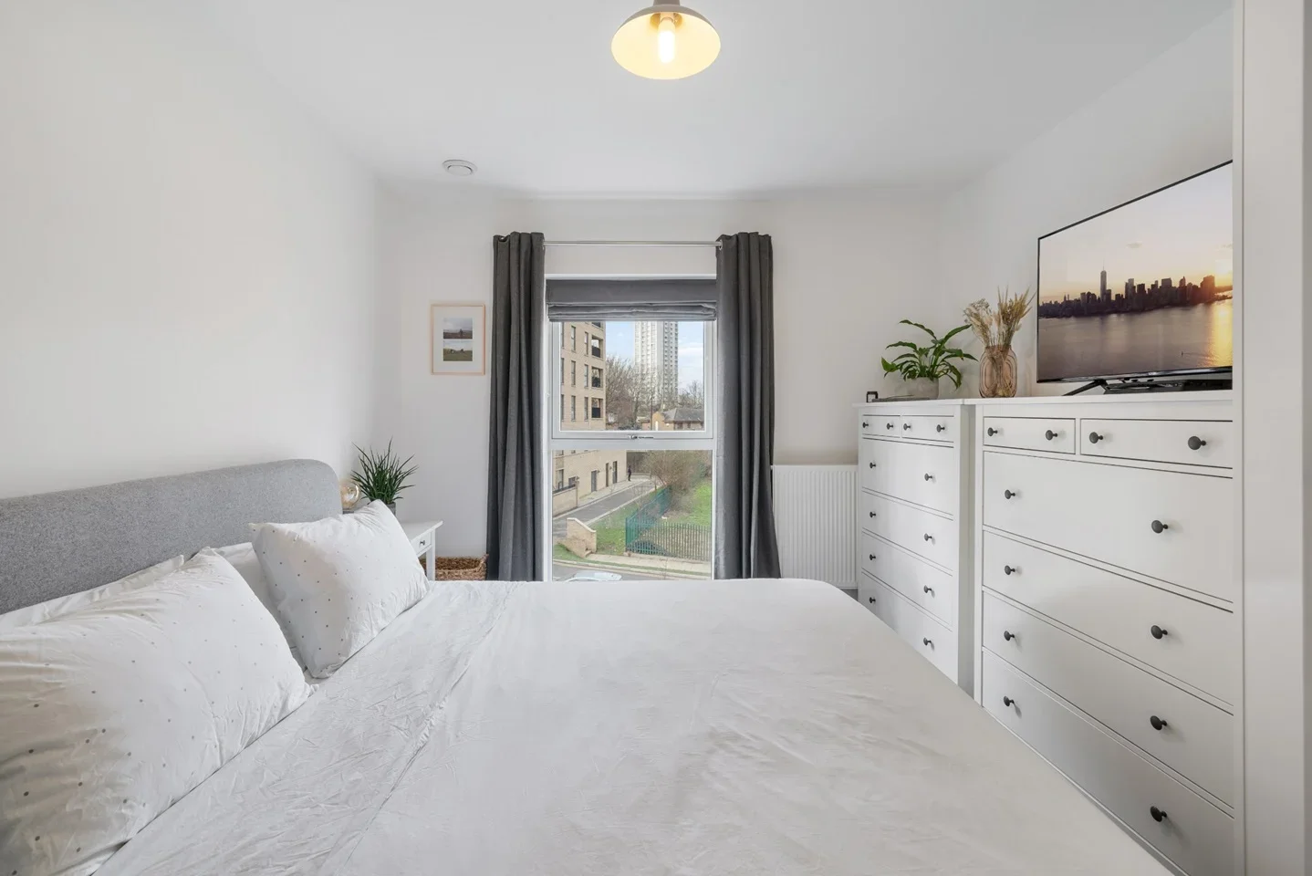 Flat Sandy Hill Road in Greater London