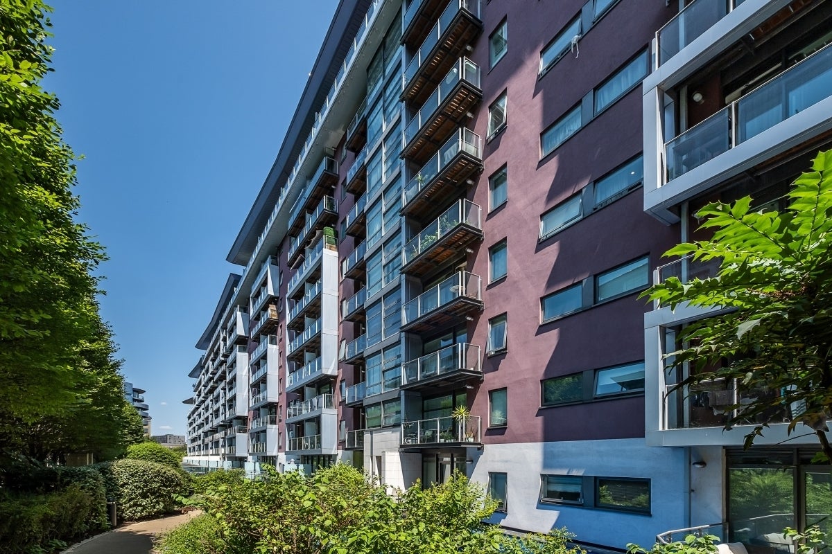 Flat Queenstown Road in Greater London
