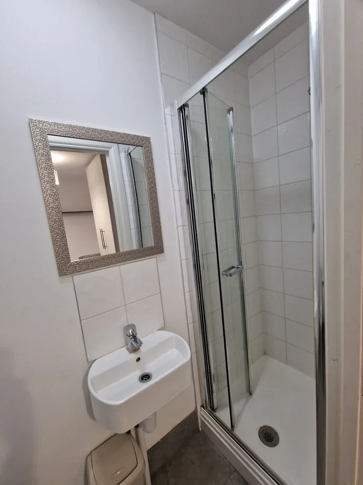 Room Bellclose Road in Greater London