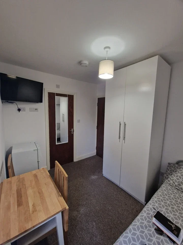 Room Bellclose Road in Greater London