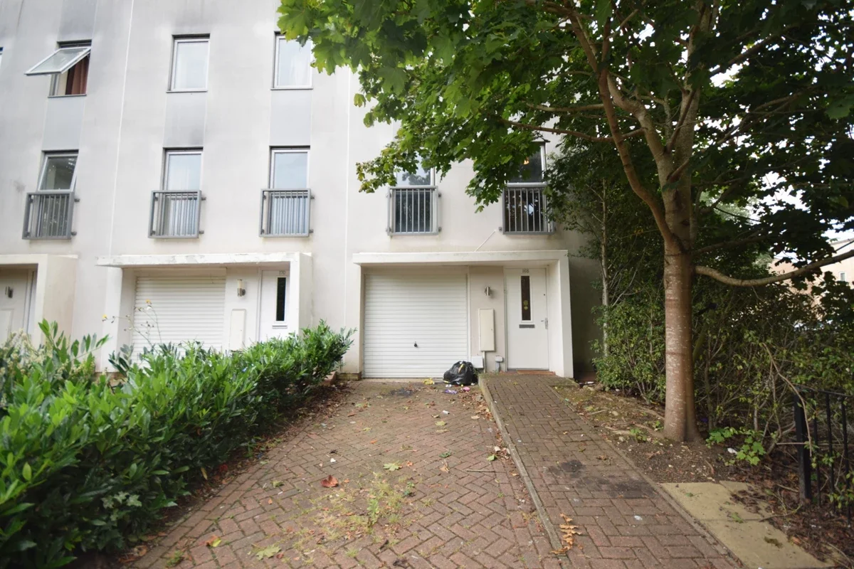 House Aviation Avenue in Welwyn Hatfield