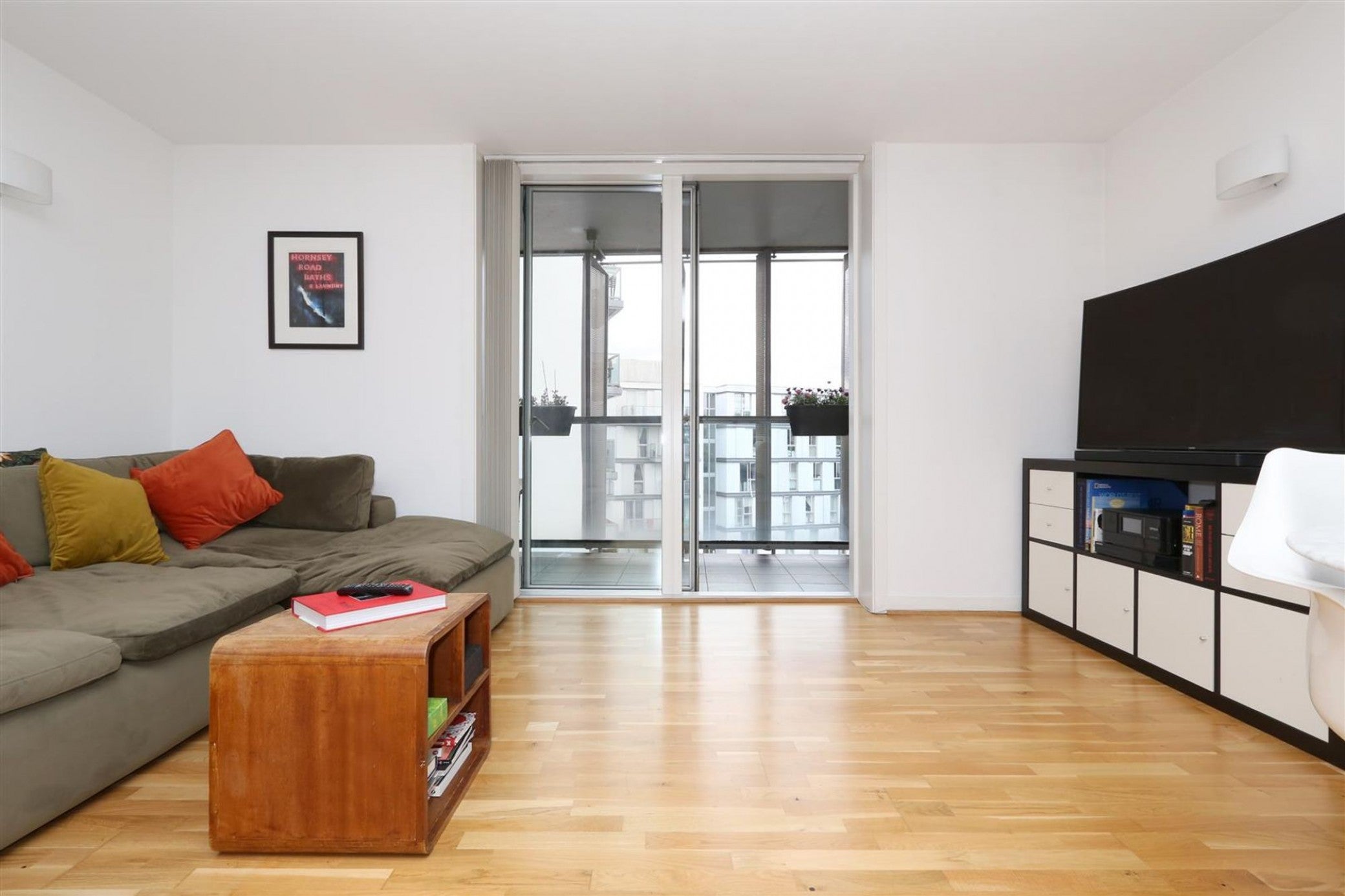 Flat Chadwell Lane in Greater London