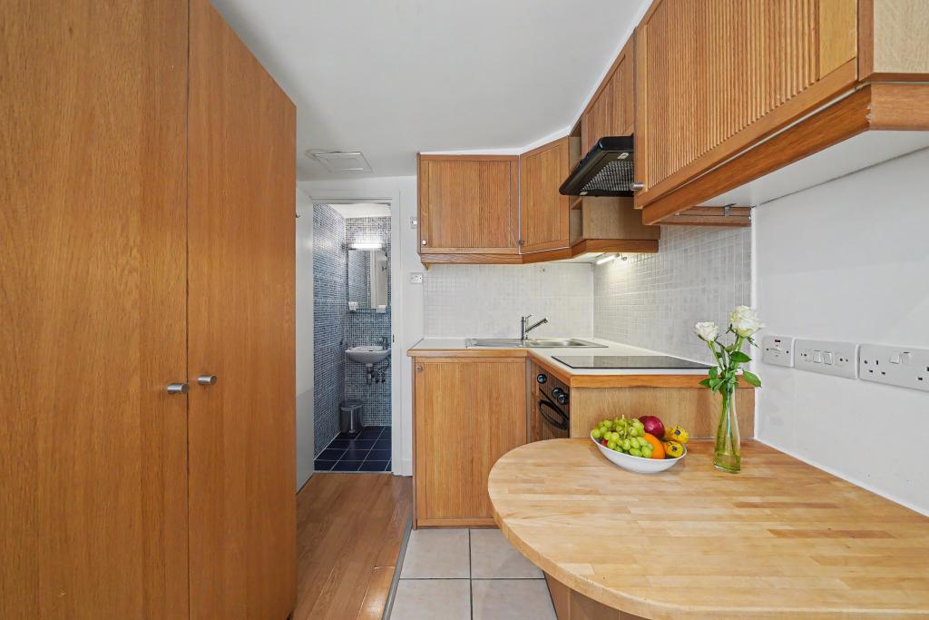 Flat Cartwright Gardens in Greater London