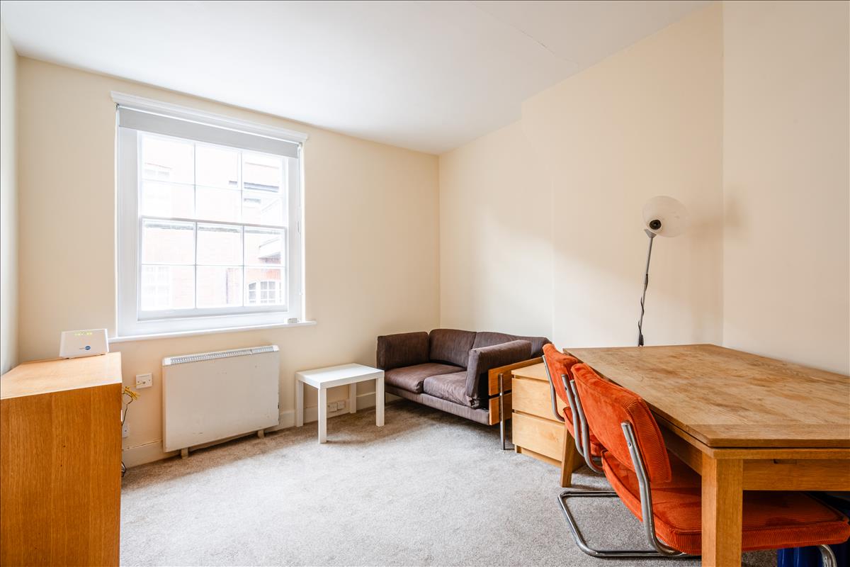 Flat Sandwich Street in Greater London