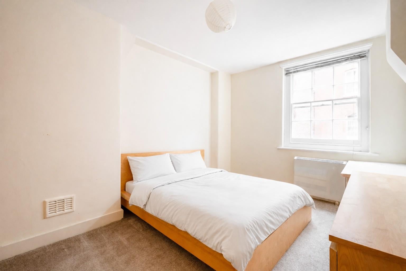 Flat Sandwich Street in Greater London