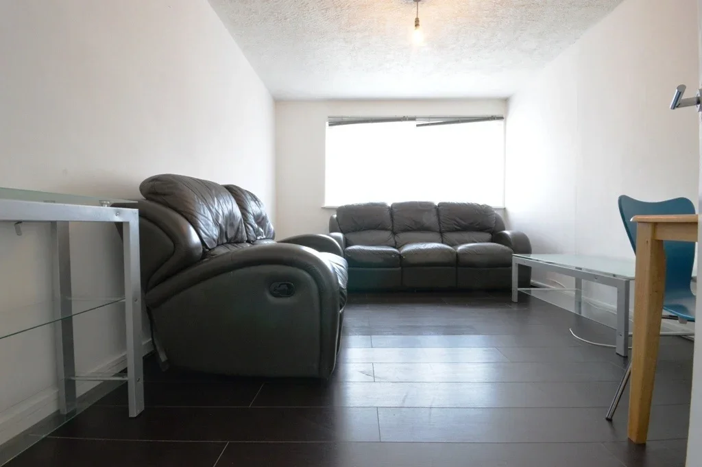 Flat Mountfield Road in Greater London