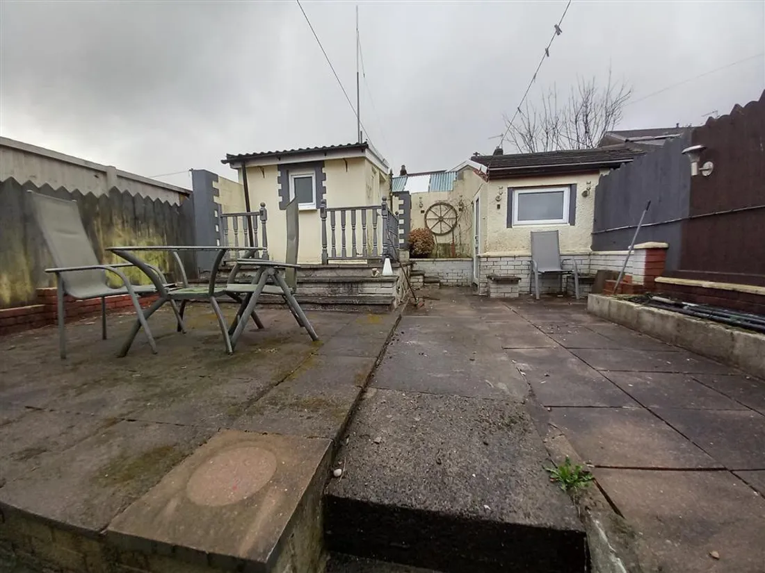 House London Street in Mountain Ash