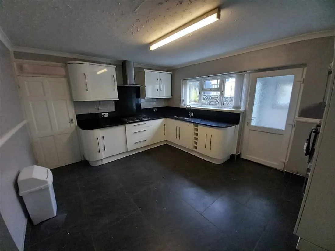 House London Street in Mountain Ash