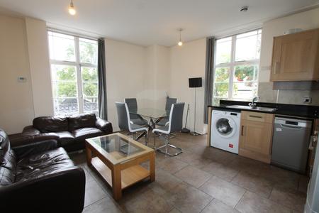 Room Powers Court in Royal Leamington Spa