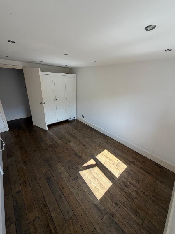 Room Riverside Close in Greater London