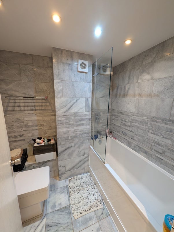 Room Riverside Close in Greater London