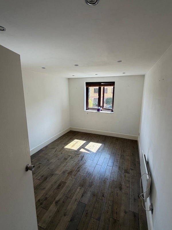 Room Riverside Close in Greater London