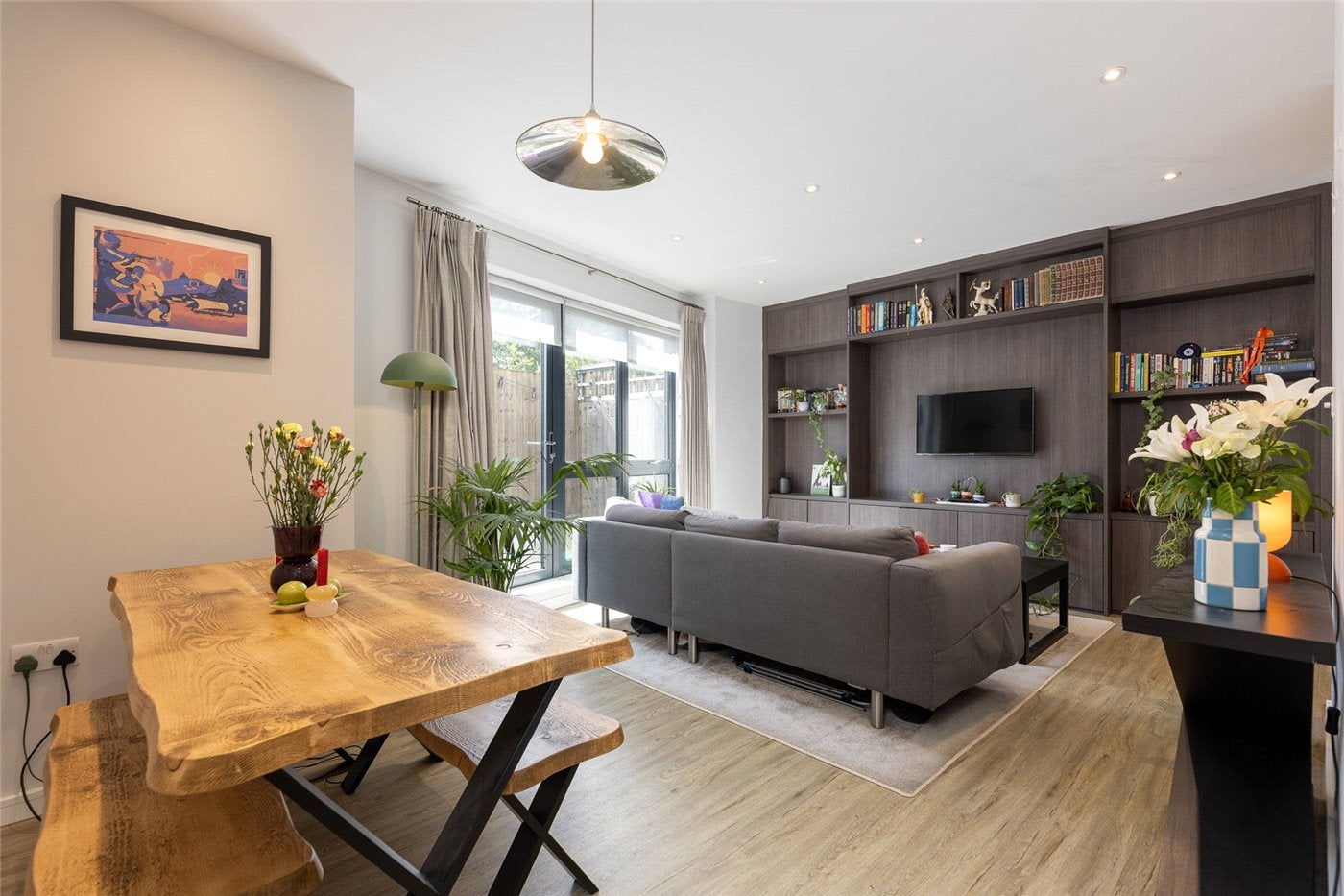Flat Dee Road in Greater London