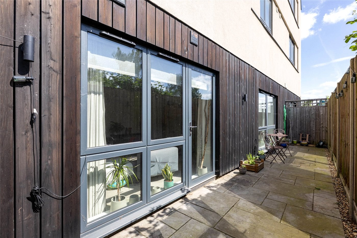 Flat Dee Road in Greater London