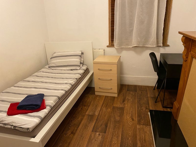 Room Neville Road in Greater London
