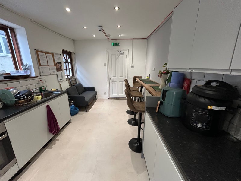 Room Neville Road in Greater London