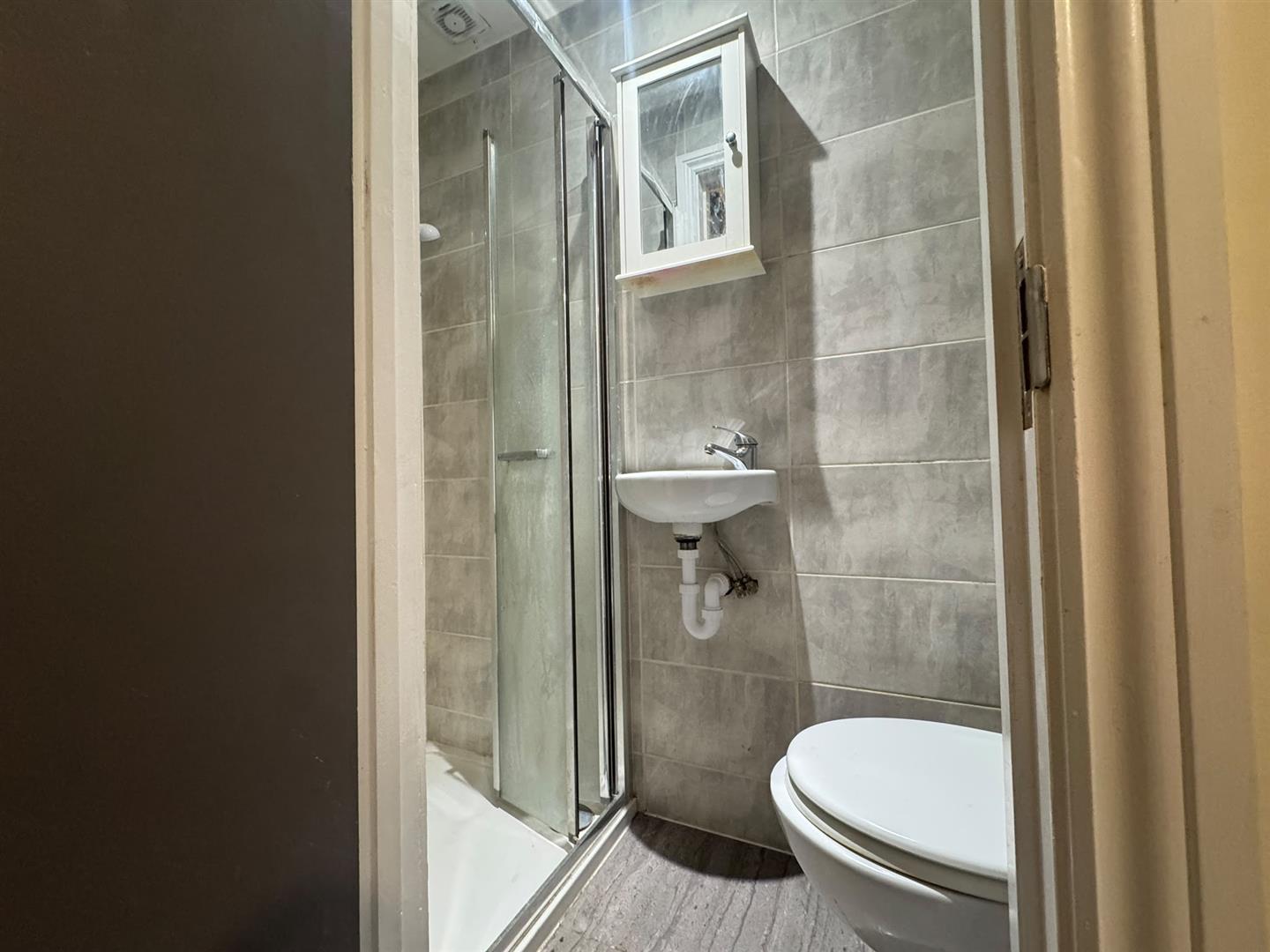 Room Knapmill Road in Greater London