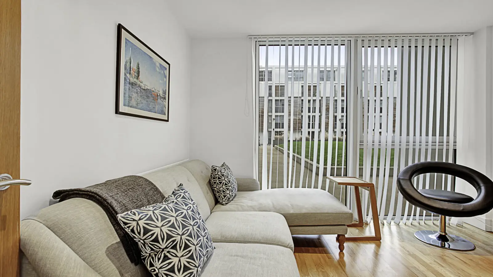 Flat Mellish Street in Greater London