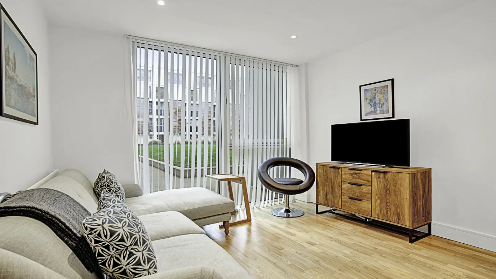 Flat Mellish Street in Greater London