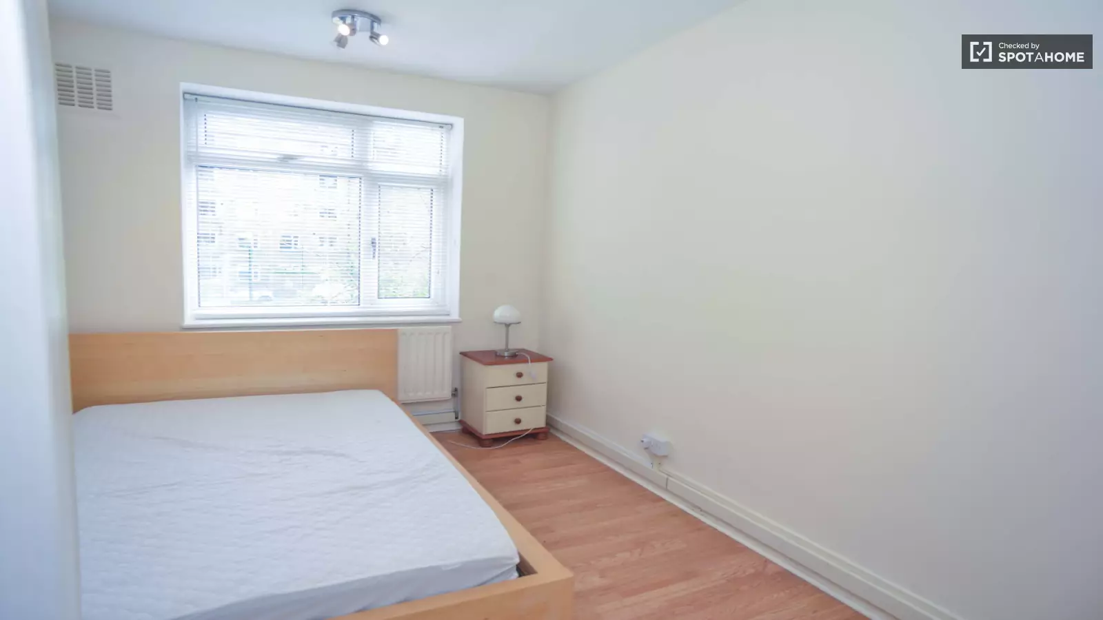 Flat Clapham Road in Greater London