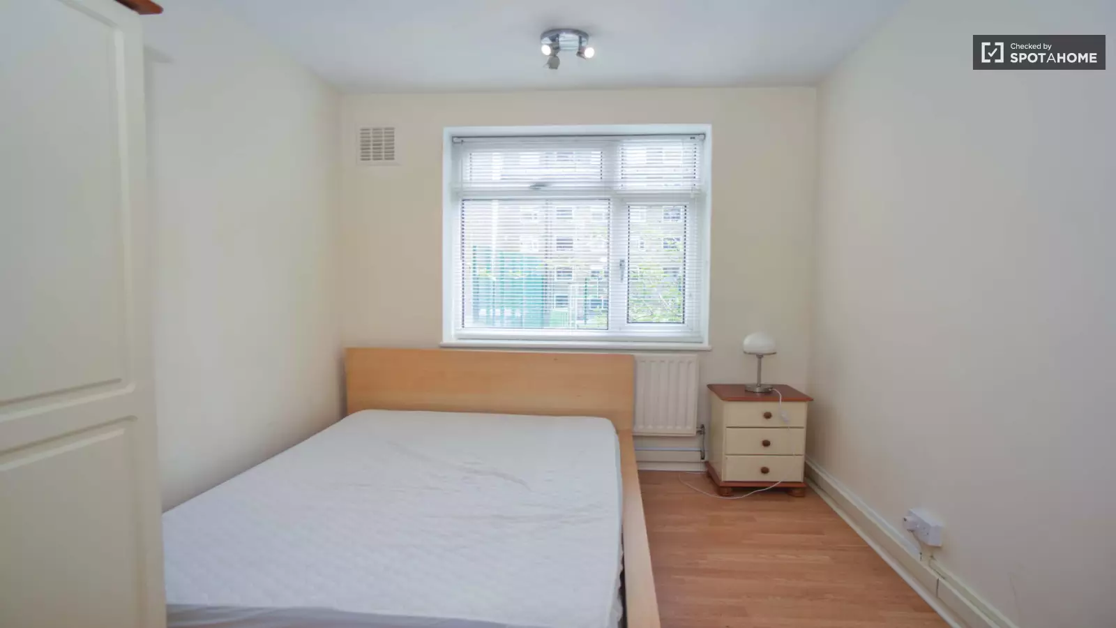 Flat Clapham Road in Greater London