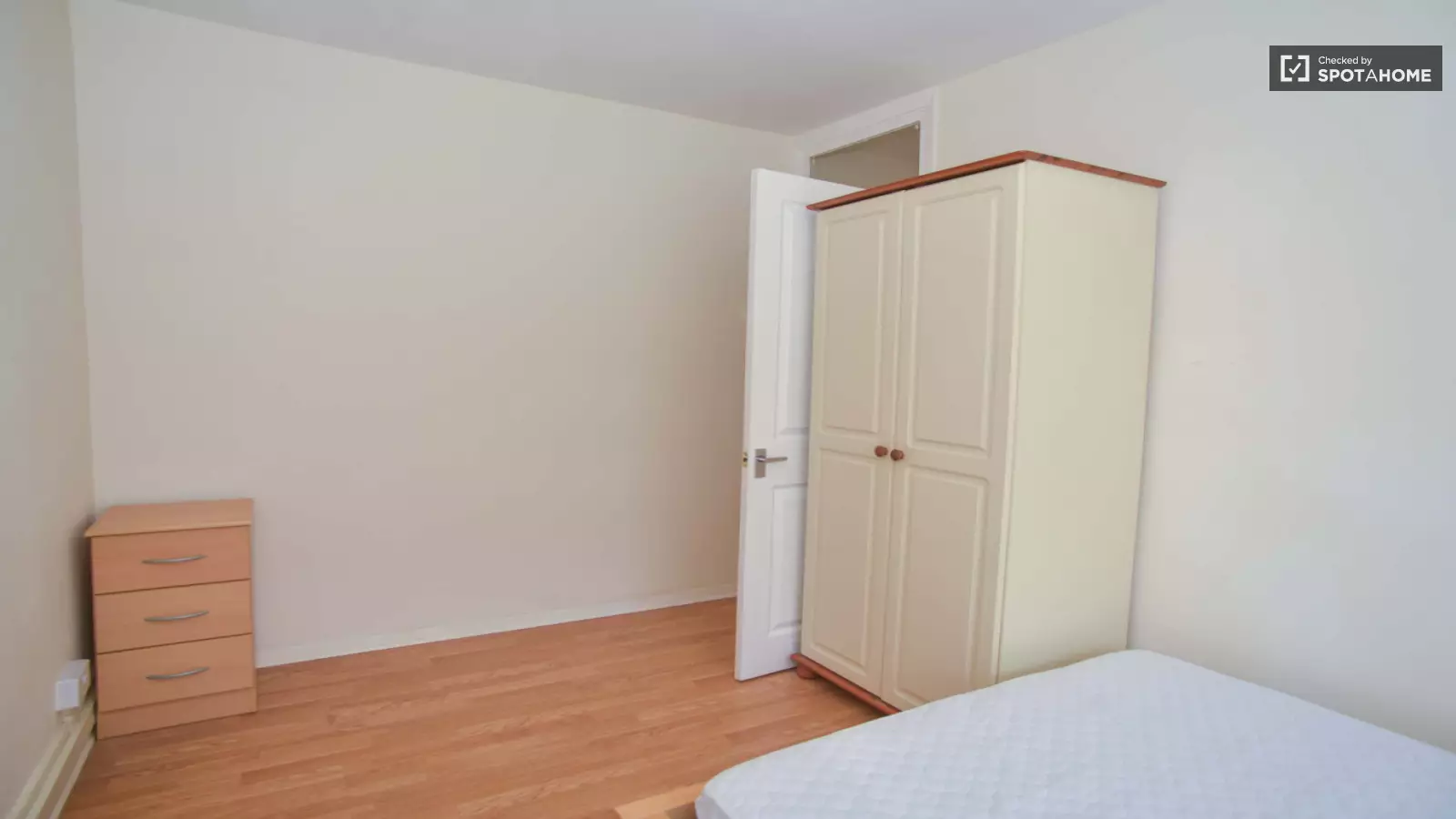 Flat Clapham Road in Greater London