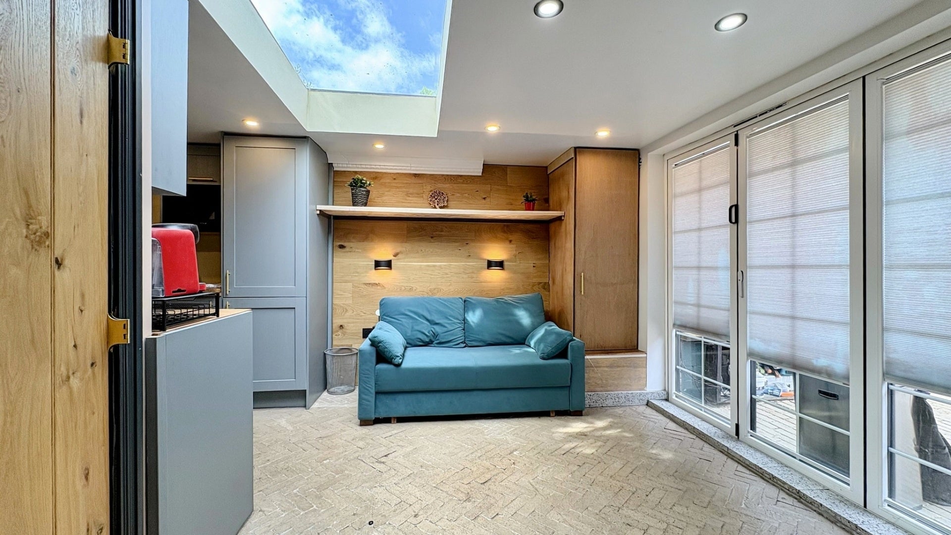 Flat Pine Road in Greater London
