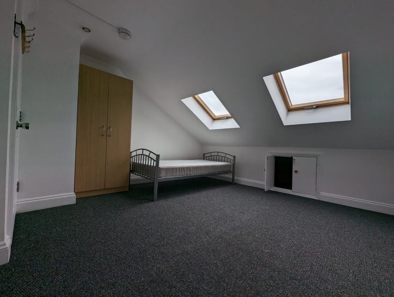 Room Dunmow Road in Greater London